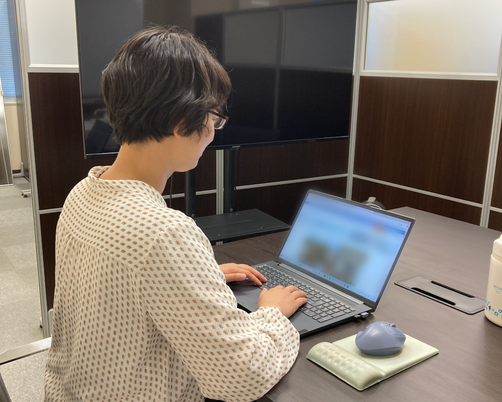PCに向かう内山様