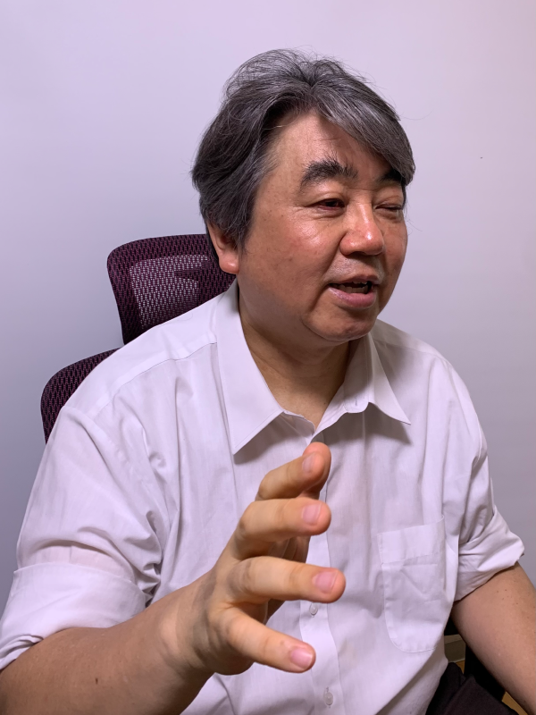 インタビューを受ける橋本様