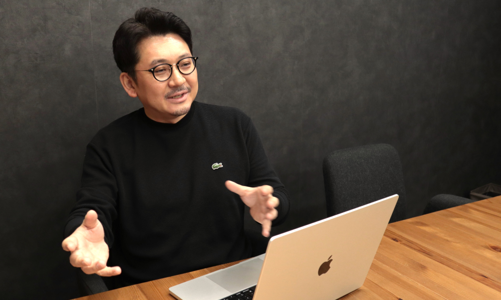 インタビューを受ける梶間様