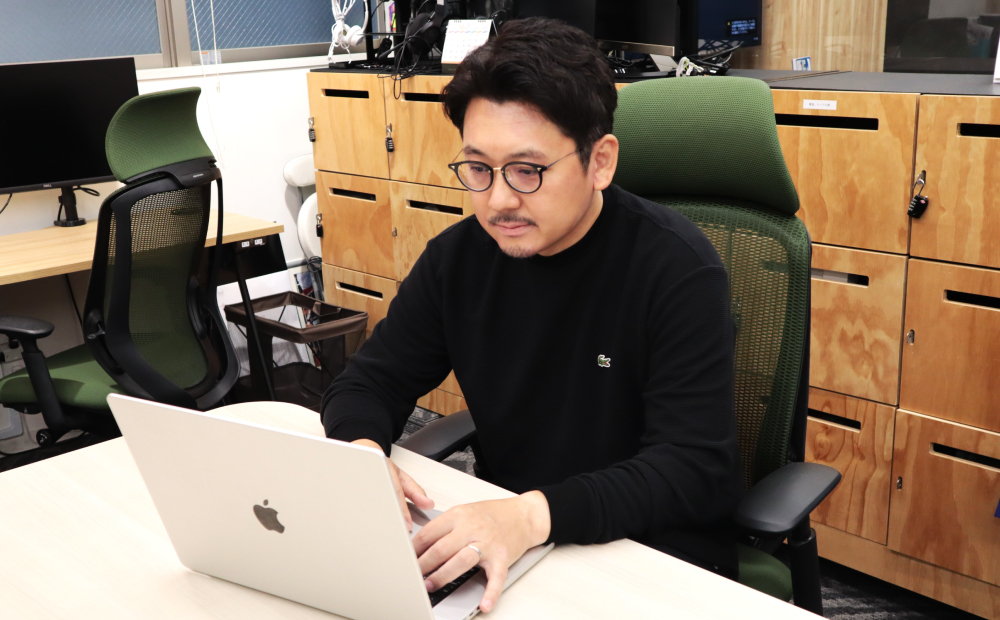 PCに向かう梶間様